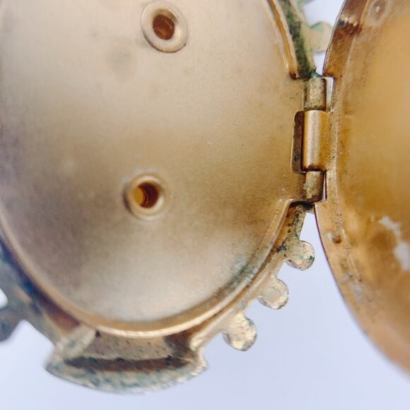 Antique Victorian Gold-Plated Shell Cameo Locket Pendant - 1880-1910 Vintage - Picture 6 of 10